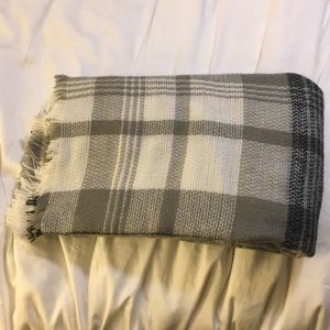 Plaid grey, black and white scarf